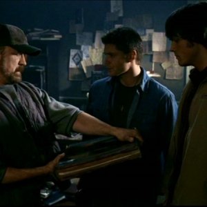Jim Beaver, Jensen Ackles e Jared Padalecki  nell'episodio 'La trappola del diavolo' di Supernatural