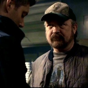 Jim Beaver, nel ruolo di Bobby Singer, e Jensen Ackles, nel ruolo di Dean Winchester,  nell'episodio 'La trappola del diavolo' di Supernatural
