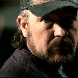 Jim Beaver, nel ruolo di Bobby Singer, un cacciatore esperto di demoni, nell'episodio 'La trappola del diavolo' di Supernatural