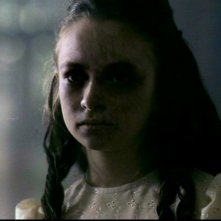 Jodelle Ferland nel ruolo della bambina fantasma in 'Il quadro maledetto' di Supernatural