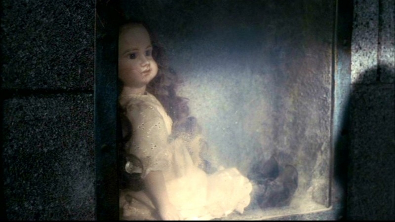 La Bambola Che Dean Winchester Sta Per Dare Alle Fiamme In Il Quadro Maledetto Di Supernatural 57631