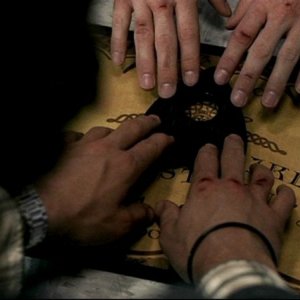 La tavoletta ouija usata da Sam per comunicare con lo spirito di Dean nell'episodio 'In my time of dying' della serie Supernatural