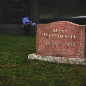 La tomba di Mary Winchester, moglie di John e madre di Sam e Dean, nell'episodio 'Children shouldn't play with dead things' di Supernatural