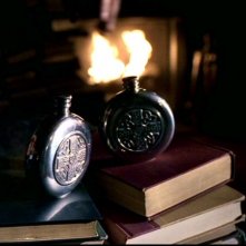 Le immancabili fiaschette di acqua santa nella serie tv Supernatural, episodio 'La trappola del diavolo'