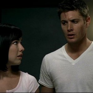 Lindsey McKeon con Jensen Ackles, nell'episodio 'In my time of dying'