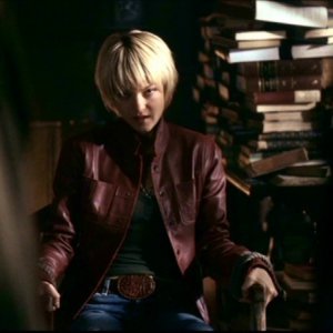 Nicki Lynn Aycox, durante la scena dell'esorcismo nell'episodio 'La trappola del diavolo' di Supernatural