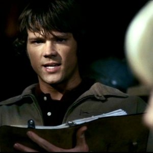 Nicki Lynn Aycox con Jared Padalecki, durante la scena dell'esorcismo nell'episodio 'La trappola del diavolo' di Supernatural