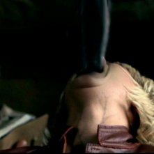 Nicki Lynn Aycox e Jared Padalecki, durante la scena di un esorcismo nell'episodio 'La trappola del diavolo' di Supernatural