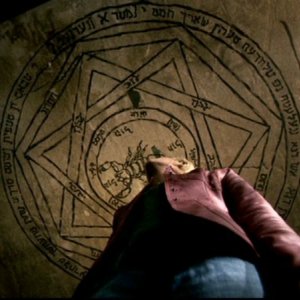 Nicki Lynn Aycox, intrappolata in un sigillo magico, nell'episodio 'La trappola del diavolo' di Supernatural