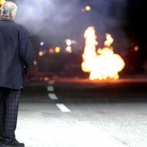 Patrick Bauchau (di spalle) in una scena del film La velocità della luce