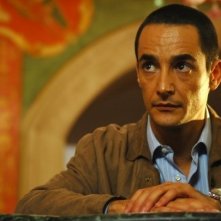 Un primo piano di Peppino Mazzotta in una scena del film La velocità della luce