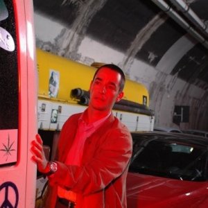 Peppino Mazzotta in una scena del film La velocità della luce