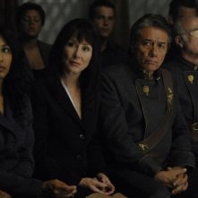 Rekha Sharma, Mary McDonnell, Edward James Olmos e Michael Hogan in una scena dell'episodio 'The Ties That Bind' della quarta stagione di Battlestar Galactica
