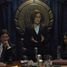 Richard Hatch, Mary McDonnell e Rekha Sharma in una scena dell'episodio 'The Ties That Bind' della quarta stagione di Battlestar Galactica