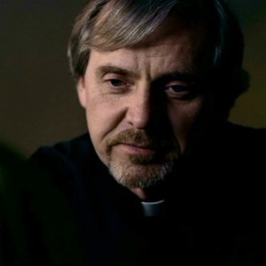 Richard Sali nei panni di Jim Murphy, un sacerdote cacciatore amico dei Winchester nell'episodio 'Salvation' di Supernatural