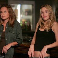 Samantha Ferris e Alona Tal nell'episodio 'Everybody loves a Clown', della serie Supernatural