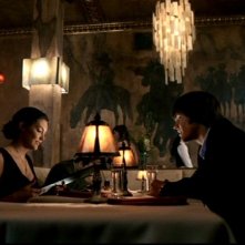 Taylor Cole e Jared Padalecki, nei ruoli di Sarah e Sam, durante una cena romantica nell'episodio 'Il quadro maledetto' di Supernatural