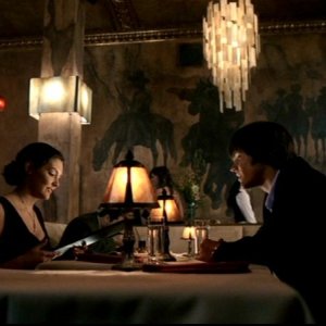 Taylor Cole e Jared Padalecki, nei ruoli di Sarah e Sam, durante una cena romantica nell'episodio 'Il quadro maledetto' di Supernatural