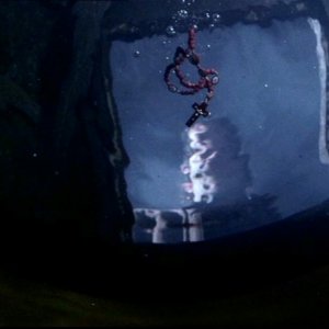 Un rosario, dell'acqua e qualche preghiera sono le armi dei Winchester contro i demoni nell'episodio 'Una città da salvare' della serie Supernatural