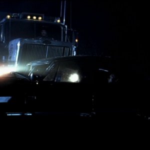 Un tir investe l'Impala dist ruggendola nel cliff-hanger di fine stagione della serie Supernatural, episodio 'La trappola del diavolo'