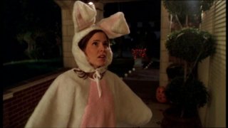 Emma Caulfield in una scena dell'episodio 'Il sapore del terrore' della quarta stagione di Buffy - L'ammazzavampiri