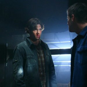 Jared Padalecki accanto a Jensen Ackles nell'episodio 'Hunted' della serie tv Supernatural