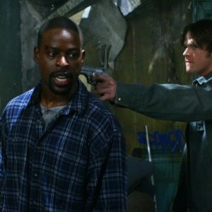 Jared Padalecki e Sterling K. Brown nell'episodio 'Hunted' della serie tv Supernatural