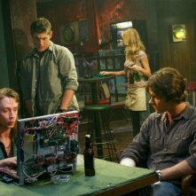 Jensen Ackles, Alona Tal, Jared Padalecki e Chad Lindberg nell'episodio 'Simon said' della serie tv Supernatural (stagione 2)