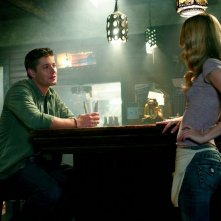 Jensen Ackles e Alona Tal nell'episodio 'Simon said' della serie tv Supernatural (stagione 2)
