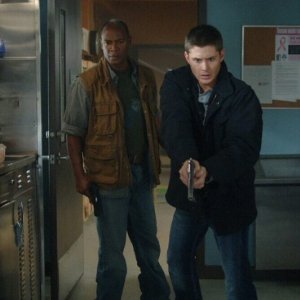 Jensen Ackles e Bobby Hosea nell'episodio 'Croatoan' della serie Supernatural