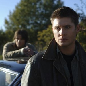 Jensen Ackles con Jared Padalecki nell'episodio 'Crossroad Blues' della serie Supernatural