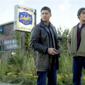Jensen Ackles accanto a Jared Padalecki nell'episodio 'Crossroad Blues' della serie Supernatural