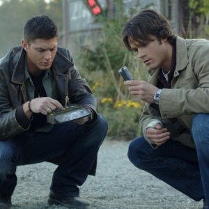 Jensen Ackles e Jared Padalecki nell'episodio Patto con il diavolo della serie Supernatural