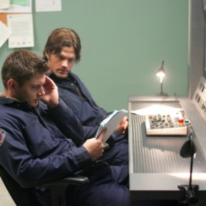 Jensen Ackles e Jared Padalecki sono i fratelli Winchester nell'episodio 'Nightshifter' della serie tv Supernatural
