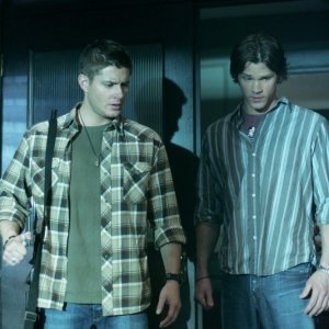 Jensen Ackles e Jared Padalecki nell'episodio Ostaggi nella notte della serie tv Supernatural