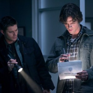Jensen Ackles con Jared Padalecki nell'episodio 'The usual suspects' della serie tv Supernatural