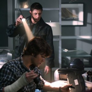 Jensen Ackles accanto a Jared Padalecki nell'episodio 'The usual suspects' della serie tv Supernatural
