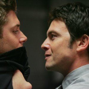 Jensen Ackles con Jason Gedrick nell'episodio 'The usual suspects' della serie tv Supernatural