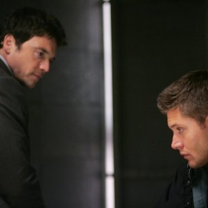 Jensen Ackles e Jason Gedrick nell'episodio I soliti sospetti della serie tv Supernatural