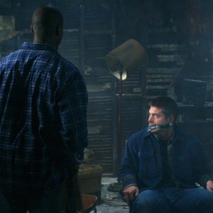 Jensen Ackles e Sterling K. Brown nell'episodio 'Hunted' della serie tv Supernatural