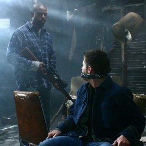 Jensen Ackles con Sterling K. Brown nell'episodio 'Hunted' della serie tv Supernatural