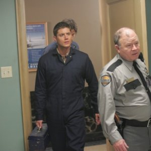 Ackles e Padalecki con Stephen E. Miller nell'episodio 'Nightshifter' della serie tv Supernatural