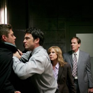 Jensen Ackles, Jason Gedrick, Linda Blair e Andy Stahl nell'episodio I soliti sospetti della serie tv Supernatural