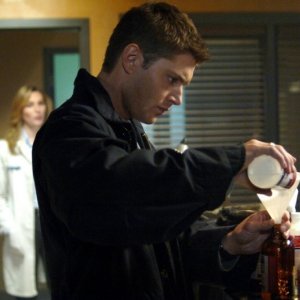 Jensen Ackles nel ruolo di Dean Winchester mentre prepara delle bombe molotov nell'episodio 'Croatoan' della serie Supernatural