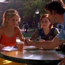 Sarah Michelle Gellar, Alyson Hannigan e Nicholas Brendon in una scena dell'episodio 'Birra stregata' della quarta stagione di Buffy - L'ammazzavampiri