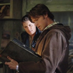 Jared Padalecki e Jensen Ackles in La strada della morte episodio della serie Supernatural