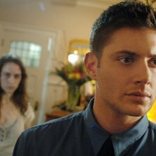 Jensen Ackles e Melanie Scrofano nell'episodio 'What is and What should never be' della serie Supernatural