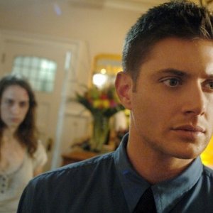 Jensen Ackles e Melanie Scrofano nell'episodio 'What is and What should never be' della serie Supernatural