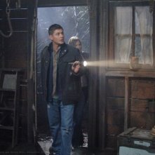 Jensen Ackles e Tricia Helfer nell'episodio 'Roadkill' della serie Supernatural