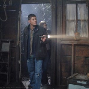 Jensen Ackles e Tricia Helfer nell'episodio 'Roadkill' della serie Supernatural